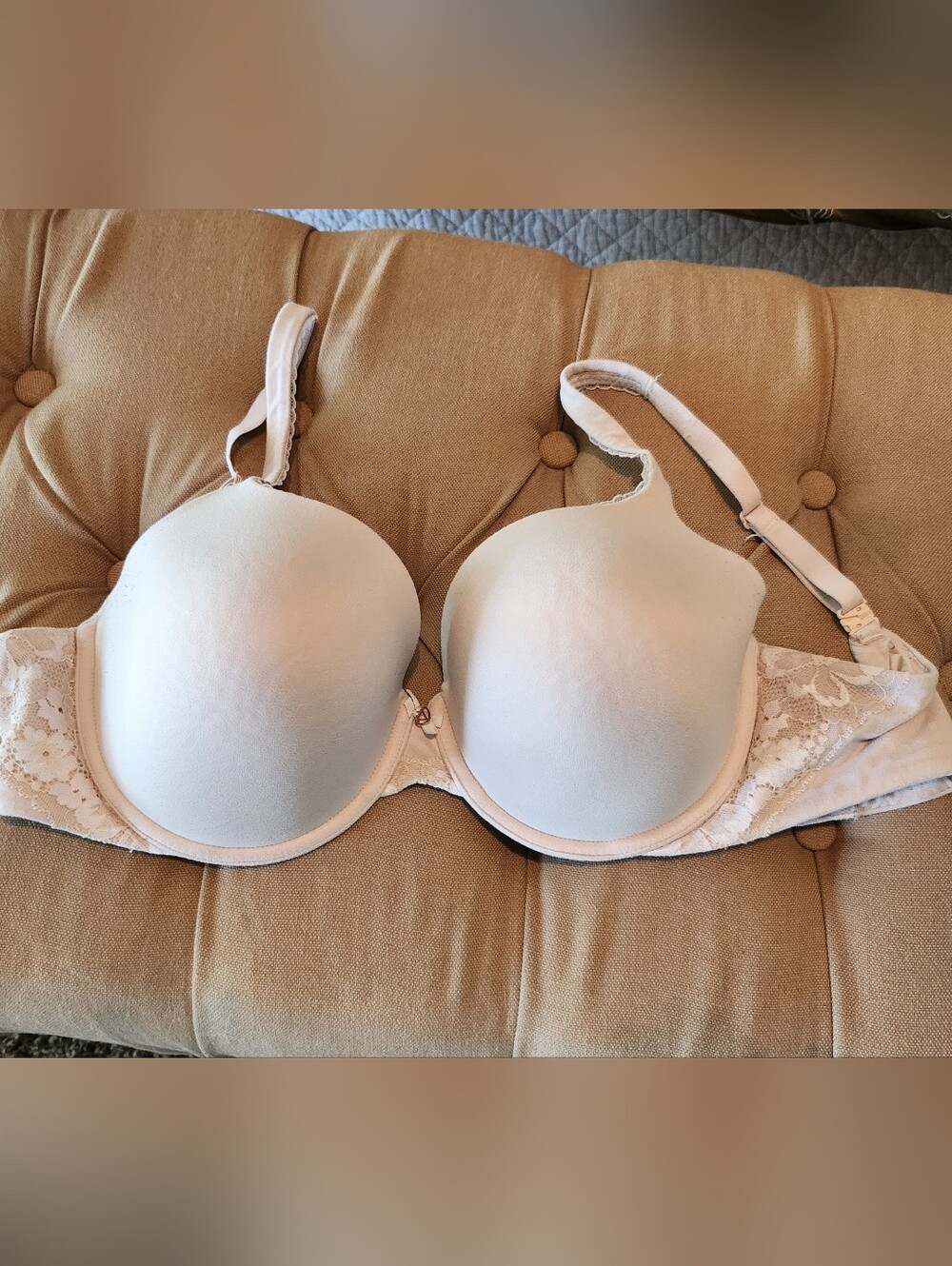 Vicorias Secret Lightly Lined Lace-Trim Bra in Light Beige